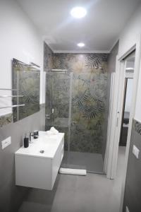 ein Badezimmer mit Dusche und weißem Waschbecken in der Unterkunft Casa Vacanza Da Angela & Corrado in Pozzallo + 27 Fotos
