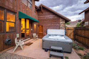 een barbecue op een terras naast een gebouw bij Coyote Run #2 - Stunning Views in Moab