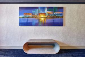 ławka w pokoju z obrazem na ścianie w obiekcie Hilton DoubleTree by Hilton Managua w mieście Managua