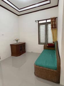 سرير أو أسرّة في غرفة في Mawar Homestay