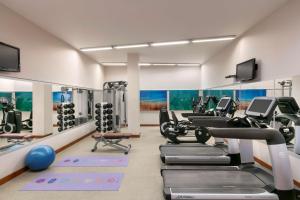 un gimnasio con cintas de correr y equipo cardiovascular en una habitación en The Legend Paracas Resort, en Paracas