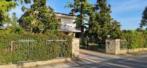 une maison avec une clôture devant elle dans l'établissement Casa Nostra, à Imola