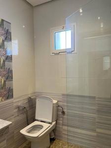 La salle de bains est pourvue de toilettes et d'une fenêtre. dans l'établissement Villa in Rabat, 