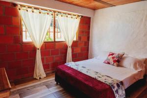 a bed in a room with a brick wall at Cabaña vacacional en San Gil 'El Mirador' in San Gil