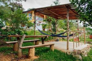 a hammock in a pavilion with a swing at Cabaña vacacional en San Gil 'El Mirador' in San Gil