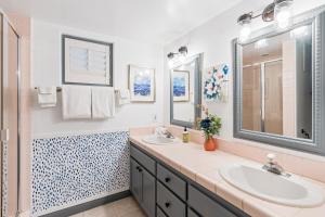 Koupelna v ubytování The Strand Oasis Boardwalk beauty with epic oceanfront views, charming interior, balcony & AC + 31 fotografií