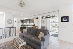 Posezení v ubytování The Strand Oasis Boardwalk beauty with epic oceanfront views, charming interior, balcony & AC