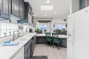 Kuchyň nebo kuchyňský kout v ubytování The Strand Oasis Boardwalk beauty with epic oceanfront views, charming interior, balcony & AC