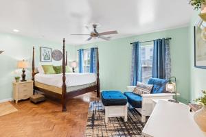 Postel nebo postele na pokoji v ubytování The Strand Oasis Boardwalk beauty with epic oceanfront views, charming interior, balcony & AC