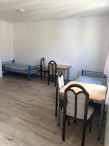 Zimmer mit 3 Betten, Tisch und Stühlen in der Unterkunft Apartment für Monteure in Leipzig
