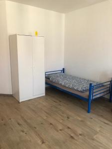 Kleines Zimmer mit einem Bett und einem Schrank in der Unterkunft Apartment für Monteure in Leipzig