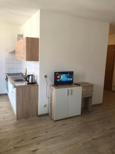 eine Küche mit einem TV auf dem Tisch in der Unterkunft Apartment für Monteure in Leipzig