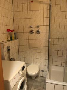 ein kleines Bad mit einem WC und einer Dusche in der Unterkunft Apartment für Monteure in Leipzig