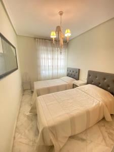 Katil atau katil-katil dalam bilik di Elegant 2-Bedroom Apartment in Benidorm with Private Pool and Scenic Garden Views +15 gambar