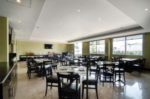 a restaurant with tables and chairs and a bar at DoubleTree by Hilton Queretaro in Querétaro