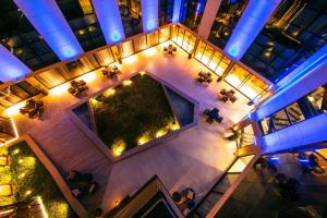an overhead view of a hotel lobby with a pool at Hilton Garden Inn Santiago Del Estero - 4 Estrellas in Santiago del Estero
