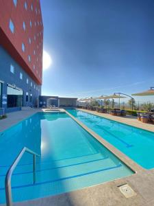 une grande piscine en face d'un bâtiment dans l'établissement Hampton Inn & Suites by Hilton Salamanca Bajio, à Salamanca