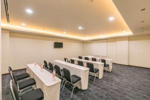 a conference room with tables and chairs and a podium at Hampton Inn & Suites by Hilton Salamanca Bajio in Salamanca