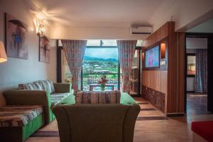 - un salon avec un canapé et une fenêtre avec vue dans l'établissement Marcsons Hotels and Resorts, à Limbe