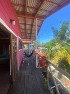 eine Veranda eines Hauses mit einer Hängematte darauf in der Unterkunft Life is Good in Bocas del Toro