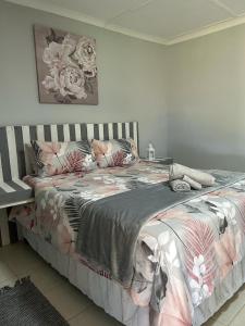 ein Schlafzimmer mit einem großen Bett in einem Zimmer in der Unterkunft The Wool House in Carolina