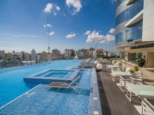 Bazén v ubytování Embassy Suites by Hilton Santo Domingo nebo v jeho okolí