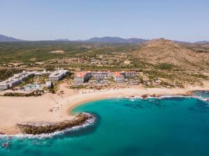 una vista aerea di un resort su una spiaggia di Hilton Grand Vacations Club La Pacifica Los Cabos a Cabo San Lucas