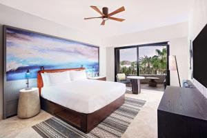 una camera da letto con un letto e una grande finestra di Hilton Grand Vacations Club La Pacifica Los Cabos a Cabo San Lucas