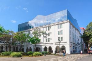 um grande edifício branco com uma fachada de vidro em Gran Hotel Costa Rica, Curio Collection By Hilton em San José