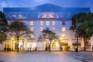 um grande edifício branco com árvores em frente em Gran Hotel Costa Rica, Curio Collection By Hilton em San José