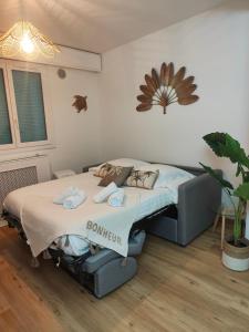 een slaapkamer met een bed in een kamer bij Studio Cap Martin in Roquebrune-Cap-Martin