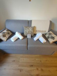 een blauwe bank met kussens erop bij Studio Cap Martin in Roquebrune-Cap-Martin