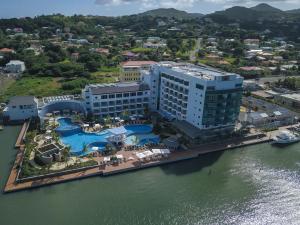 eine Luftaufnahme eines Resorts am Wasser in der Unterkunft Harbor Club St Lucia, Curio Collection by Hilton in Gros Islet