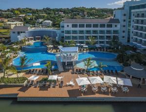 eine Luftaufnahme eines Resorts mit Swimmingpool in der Unterkunft Harbor Club St Lucia, Curio Collection by Hilton in Gros Islet
