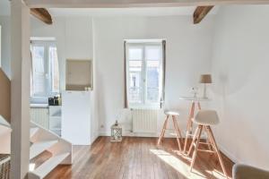 巴黎的住宿－Charming duplex studio in Paris - Welkeys，白色的公寓拥有白色的墙壁和木地板