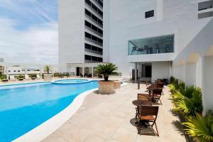 een afbeelding van een zwembad in een hotel bij DoubleTree by Hilton Veracruz in Veracruz