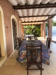 patio con tavolo e sedie di Casa de praia Boracéia a Bertioga