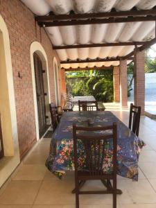 un patio avec une table et des chaises sur un patio dans l'établissement Casa de praia Boracéia, à Bertioga