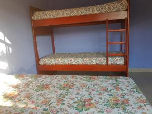 - un lit superposé avec un édredon floral dans l'établissement Casa de praia Boracéia, à Bertioga 49 autres photos