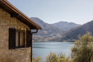 - une fenêtre donnant sur un lac dans l'établissement Casamia Juliette, à Valsolda