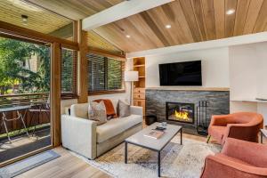 Χώρος καθιστικού στο Laurelwood Condominiums 415