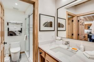 Ένα μπάνιο στο Laurelwood Condominiums 415 +19 φωτογραφίες