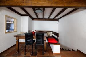une salle à manger avec une table et des chaises noires dans l'établissement Casamia Juliette, à Valsolda
