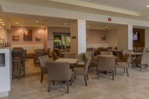 une salle d'attente avec des tables et des chaises dans un hôpital dans l'établissement Hampton Inn Zacatecas, à Zacatecas