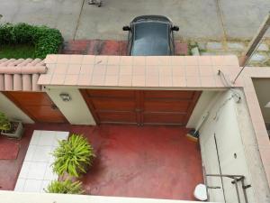 an overhead view of a garage with a roof at Lugar cómodo y seguro in Lima