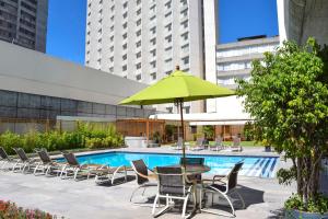 בריכת השחייה שנמצאת ב-Hilton Colon Quito Hotel או באזור