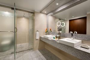 un bagno con due lavandini e uno specchio di Hilton Colon Quito Hotel a Quito