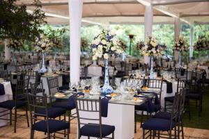 una mesa preparada para una boda con flores azules y blancas en Hilton Colon Quito Hotel, en Quito