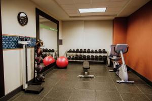 un gimnasio con un montón de equipamiento en una habitación en Hampton Inn Torreon Airport-Galerias en Torreón