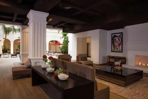 Doubletree By Hilton Toluca في تولوكا: غرفة معيشة مع أريكة ومدفأة